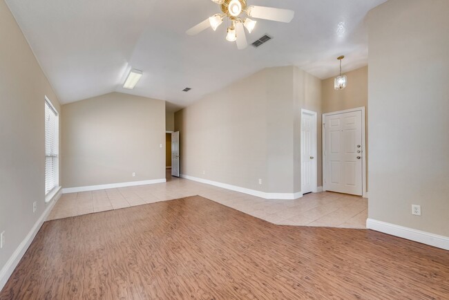 Foto del edificio - $2275 Fort Worth - Four Bedroom Split Floo...