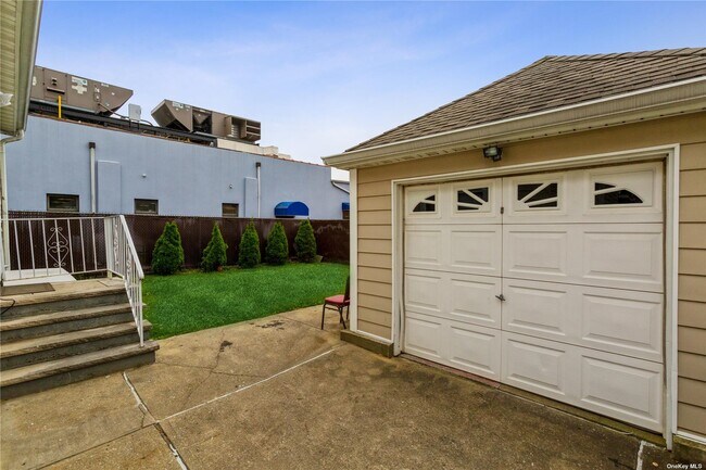 Building Photo - 152-14 84th Dr