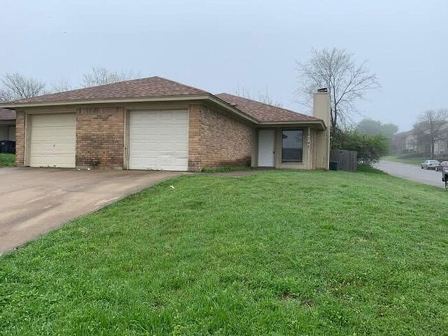 Building Photo - One Side of Duplex in SW Fort Worth