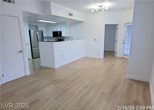 Building Photo - Inviting First-Floor Corner Condo with Modern Finishes & Poolside Location!