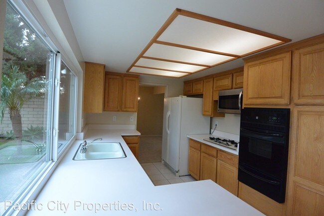 Foto del edificio - 4 br, 2.5 bath House - 17790 San Candelo St.