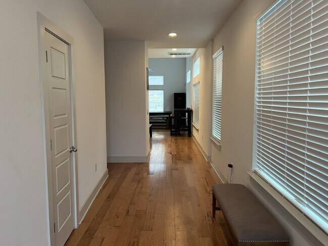 Building Photo - 4 Bedroom House in the Popular Riverside C...