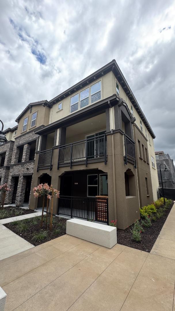 Foto del edificio - 923 Loyola Ln