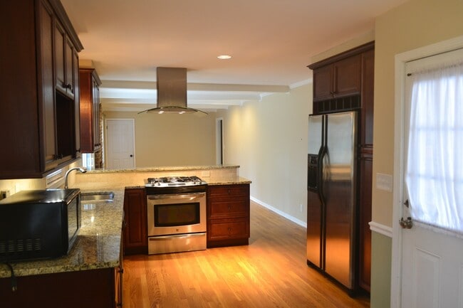 Foto del edificio - Wonderful Evergreen Hills Community 3 Bed 2 bath Large Lot Single Family Rental