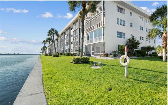 Foto del edificio - 20 Yacht Club Dr