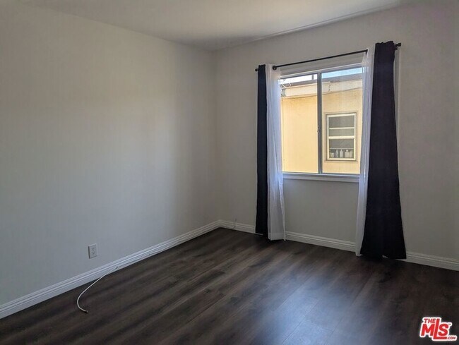 Building Photo - 4777 San Vicente Blvd