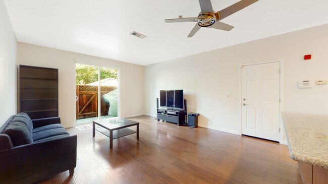 Foto del edificio - 4-Bedroom Townhome in San Jose!