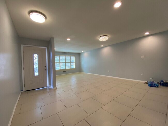 Building Photo - 3328 Wedgewood Dr