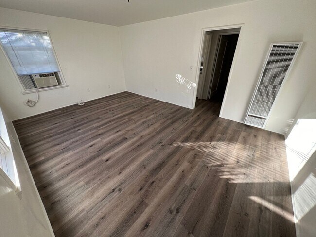 Building Photo - Spacious 2 bedroom house.