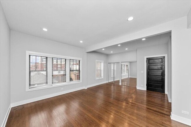 Foto del edificio - 3 bedroom in Chicago IL 60618