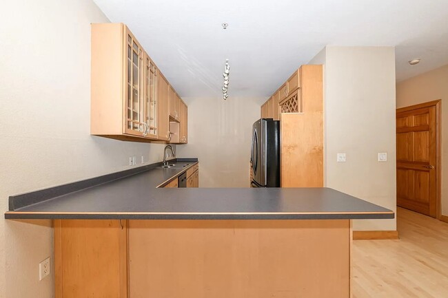 Kitchen - 1550 N Warren Ave