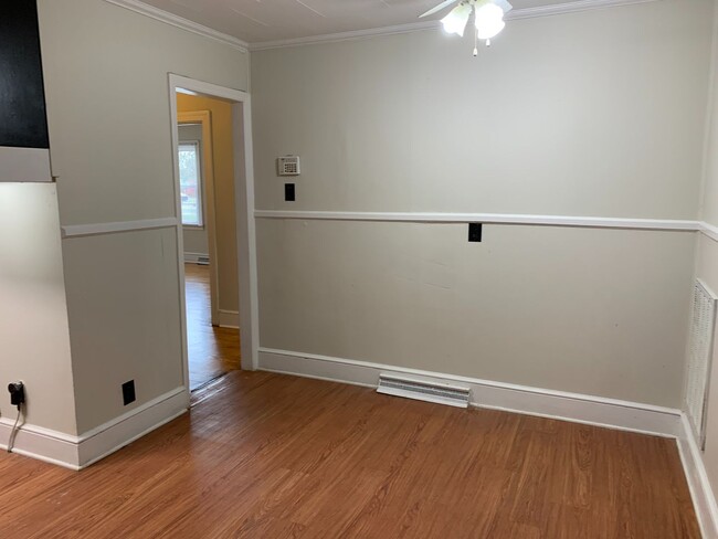 Building Photo - 2 Bedroom, 1 Bathroom House in High Point!