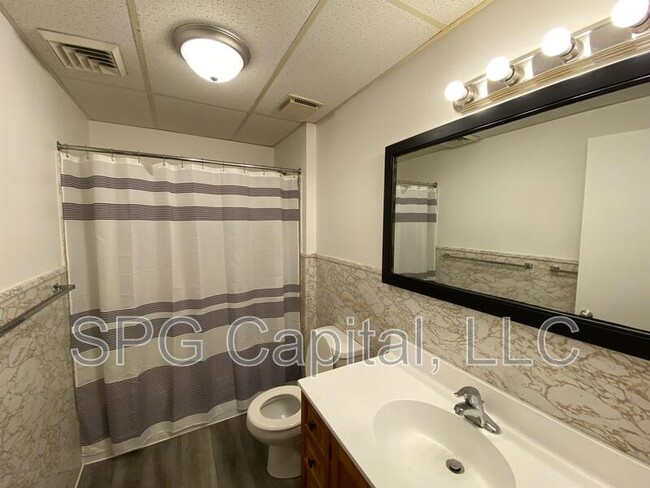 Building Photo - 5 Center Square