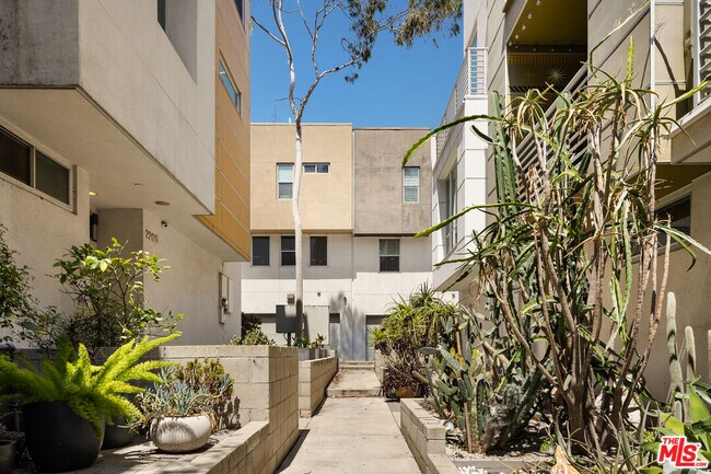 Foto del edificio - 2204 Fox Ln