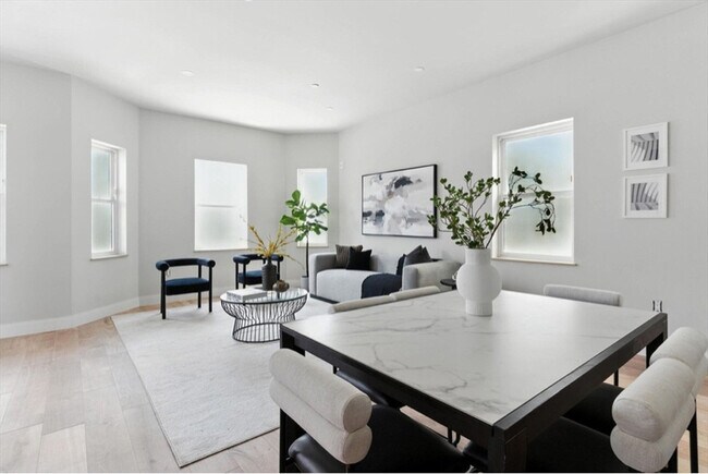 Building Photo - 34 Woodford St