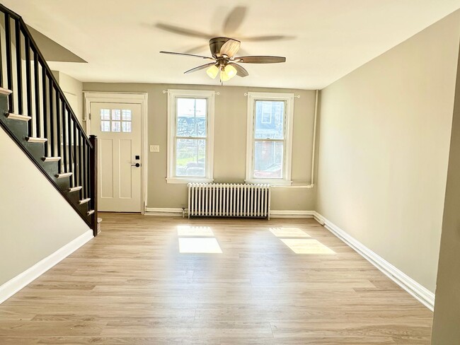 Building Photo - 3 Bedroom 1.5 Bathroom - Pets Welcome!