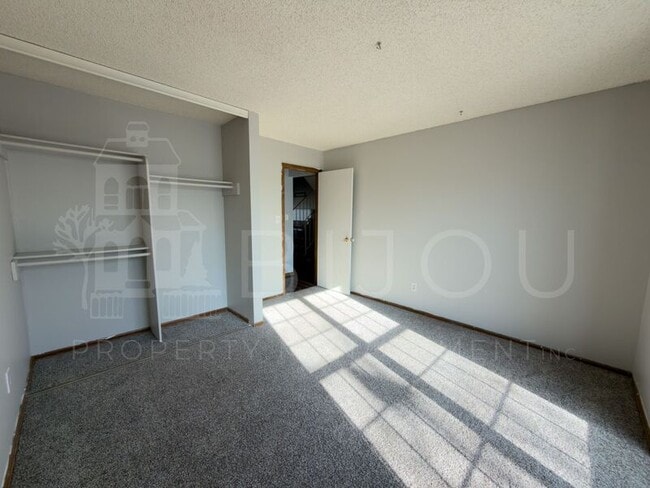 Photo - 2560 Clarendon Dr House