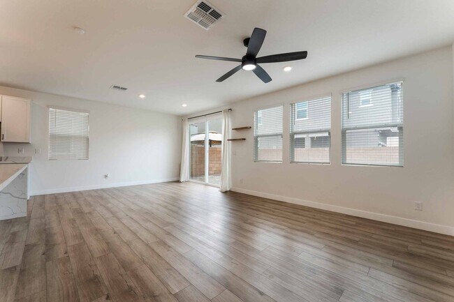 Building Photo - Luxurious Gated Community Dream Home!