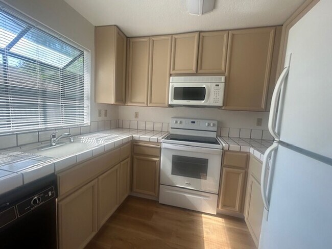 Foto del edificio - BEAUTIFUL 2BD/2BA PROPERTY AVAILABLE FOR R...