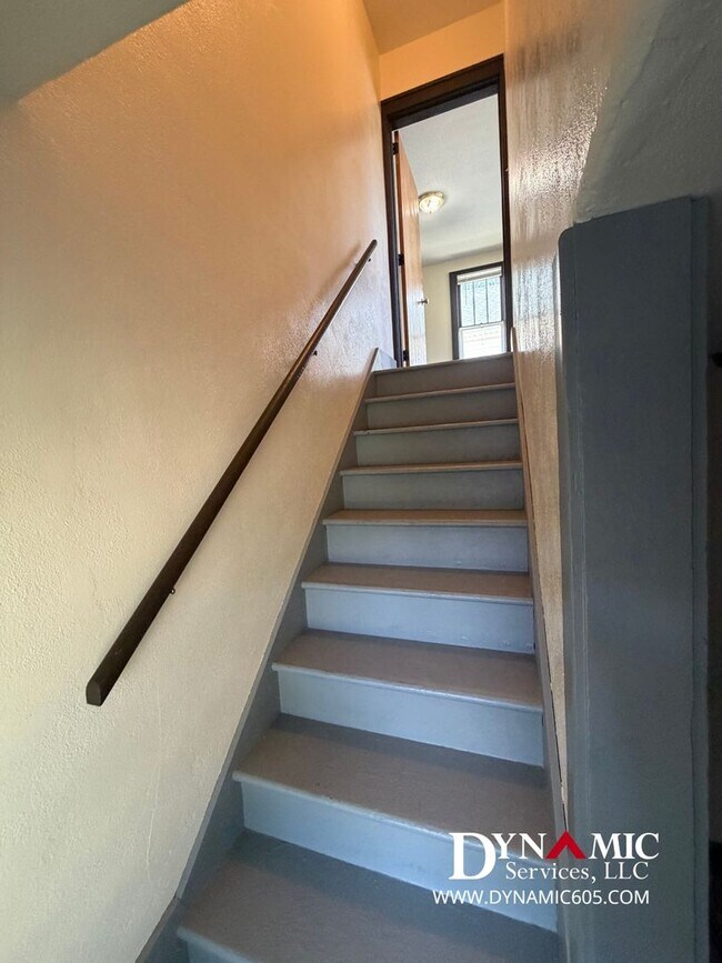 Building Photo - Upper Level 2 Bedroom, 1 Bathroom Duplex - Tenant Pays ALL Utilities