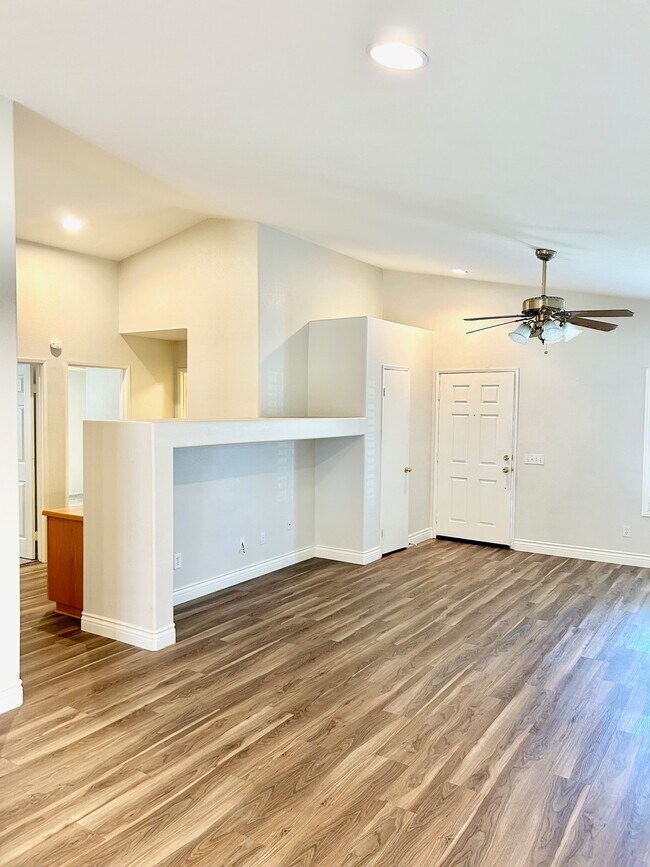 Nicho de medios - 30277 Twain Dr