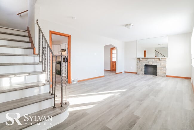 Building Photo - Charming 3BR 1.5BA brick home features a c...