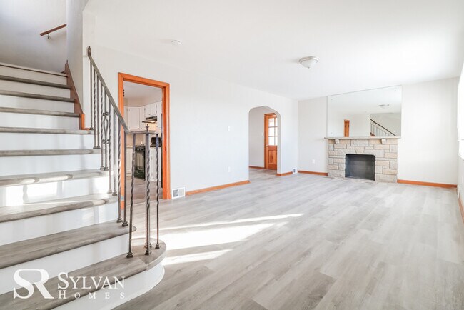 Foto del edificio - Charming 3BR 1.5BA brick home features a c...