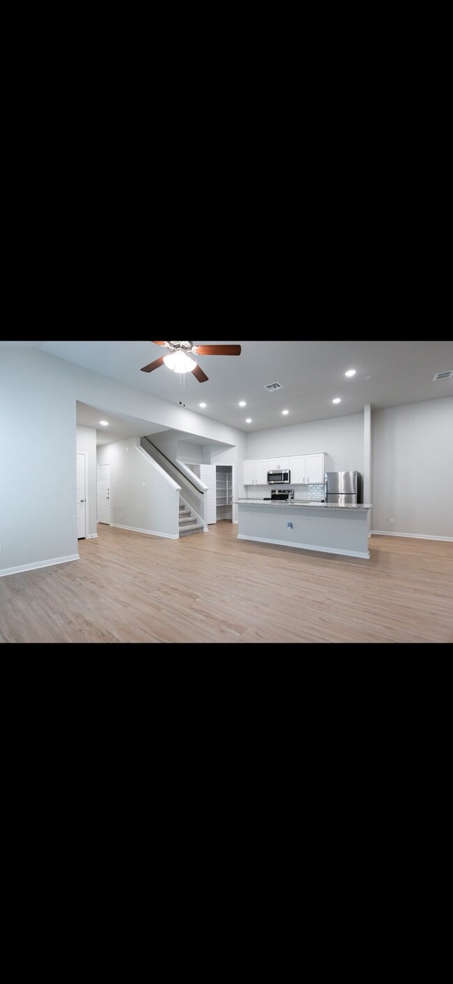 Building Photo - 255 Nespral Dr