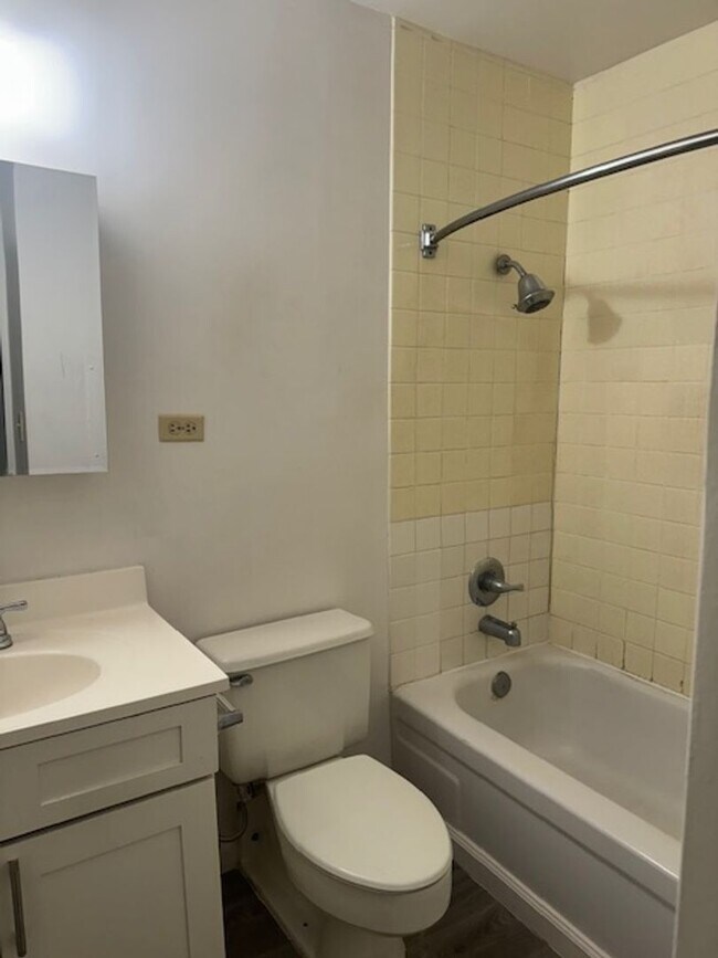 Foto del edificio - Likini West Studio Unit. Salt Lake Neighborhood. Available Now!