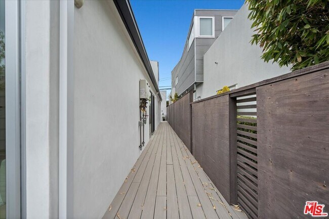 Building Photo - 541 Rose Ave