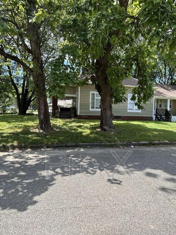 Building Photo - 302 S Elm St