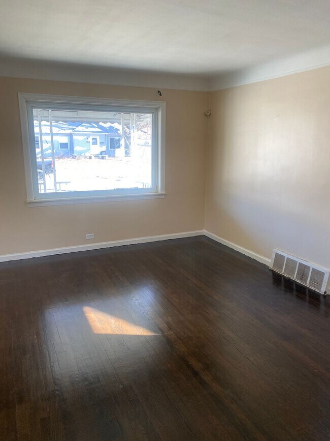 Building Photo - Three bedroom 1 bath bungalow with finishe...