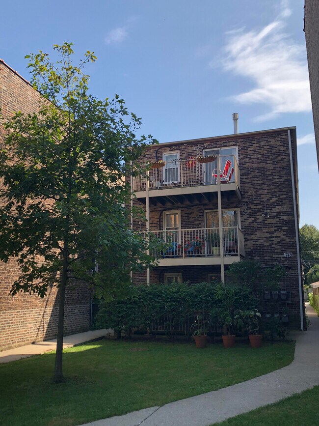 Building Photo - 1745 W Albion Ave