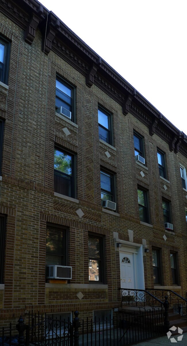 Foto del edificio - 40-17 67th St