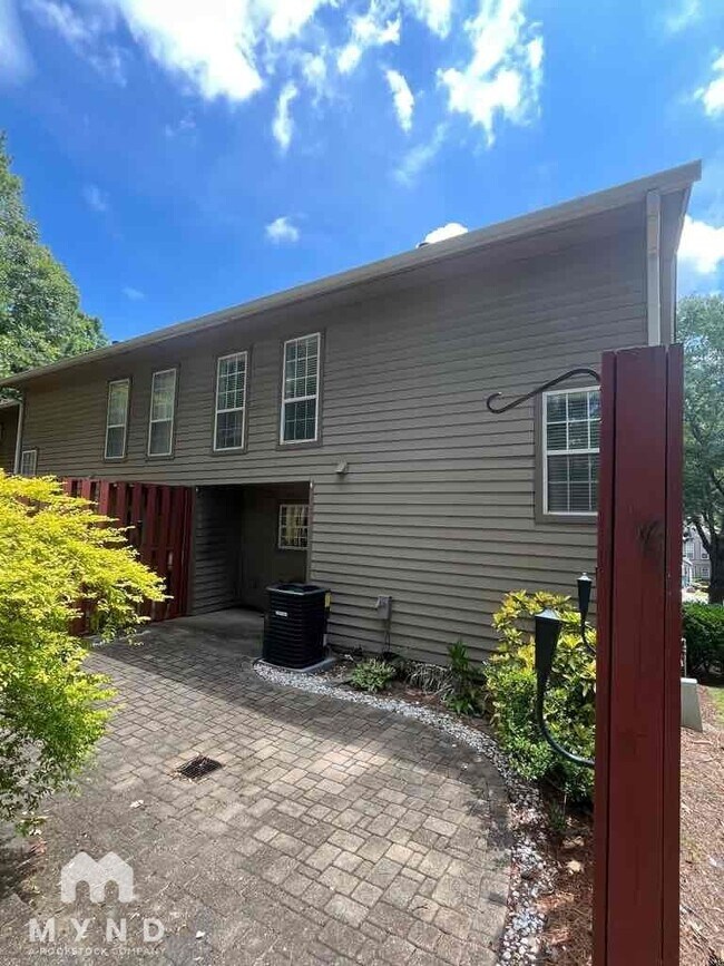 Foto del edificio - 701 Masons Creek Cir