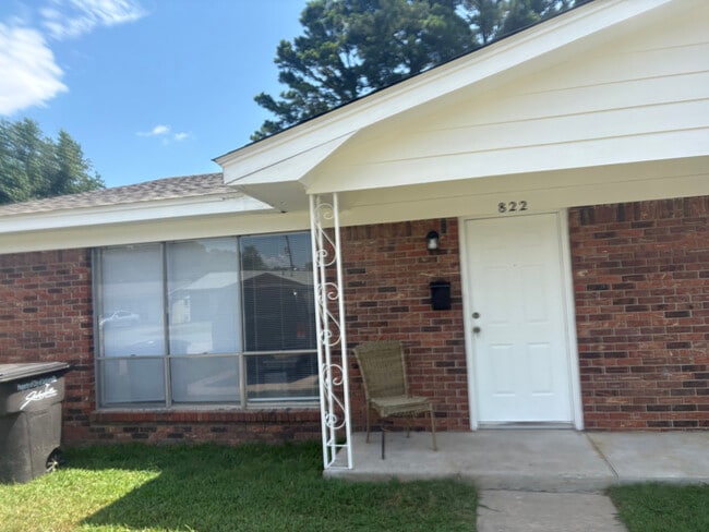 Building Photo - 822 Jane Dr