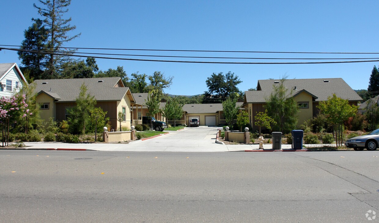 Building Photo - 412 N Cloverdale Blvd