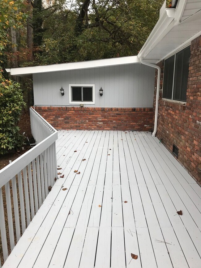 Building Photo - Your new home Awaits!