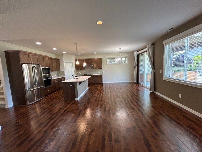 Foto del edificio - 4 bed/2.5 bath and 3 car garage and a down...