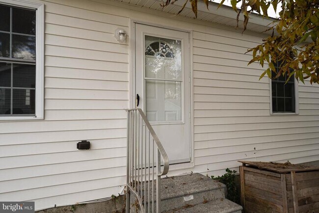 Building Photo - 806 2nd St