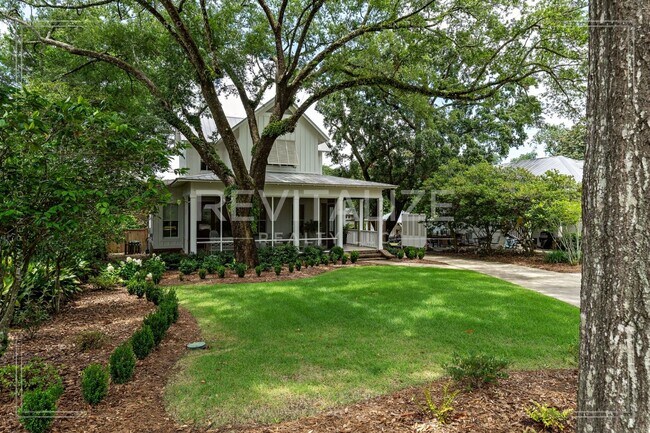 Building Photo - Fully Furnished Cottage on Oversized Lot i...