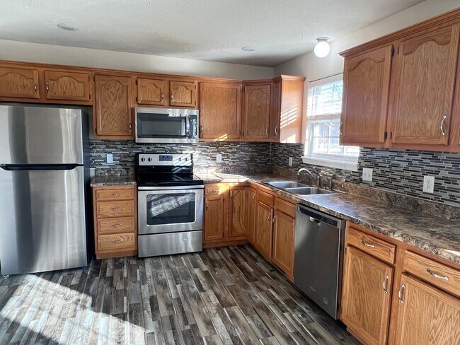 Foto del edificio - Republic Schools - Gorgeous 4 Bed 2 Bath 2 Car Garage For Rent