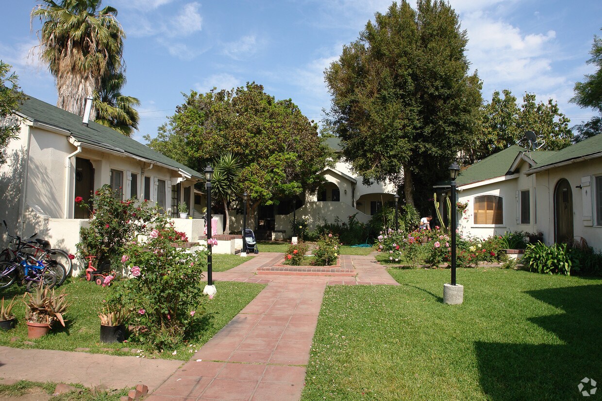 Foto del edificio - 946-954 N Serrano Ave