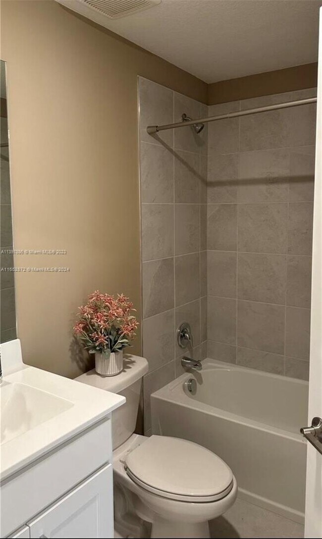 Foto del edificio - 6749 Broadwater Ln