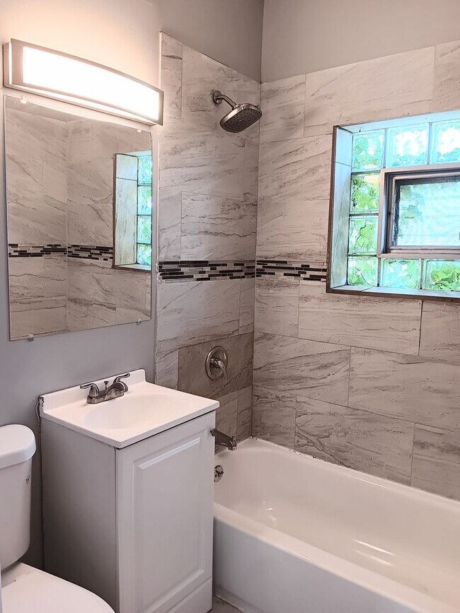 Foto del edificio - Gorgeous 4 bed, 2 bath located in the Heart of East Chicago