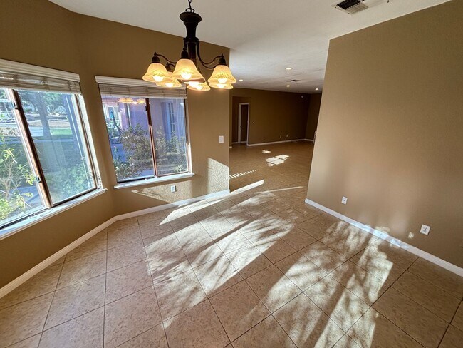 Foto del edificio - Stunning 3Bed/2Bath/2Car 1st Floor Condo with Private Yard, and Luxurious Amenities!