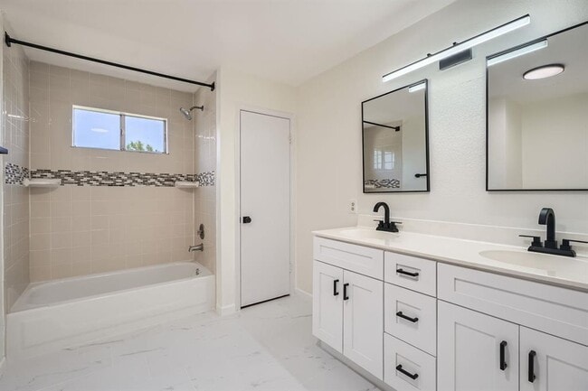 Building Photo - 8801 Piney Creek Bend