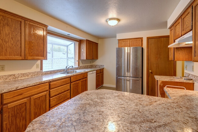 Building Photo - 8bed, 4 BA House, Close to University Village!!