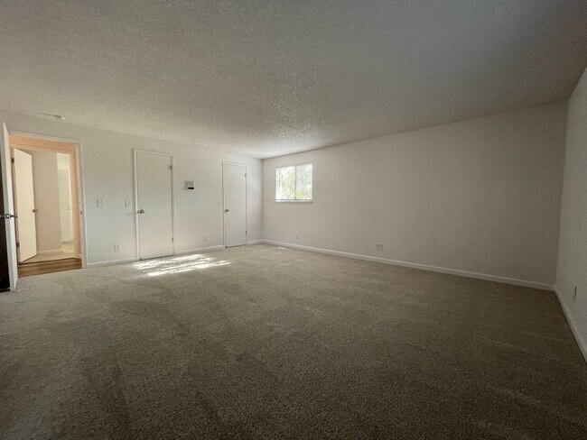 Building Photo - Newly Renovated Spacious 3 Bedroom 2 Bathr...