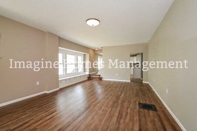 Building Photo - Freshly Remodeled 3 Bedroom Duplex in Lake...